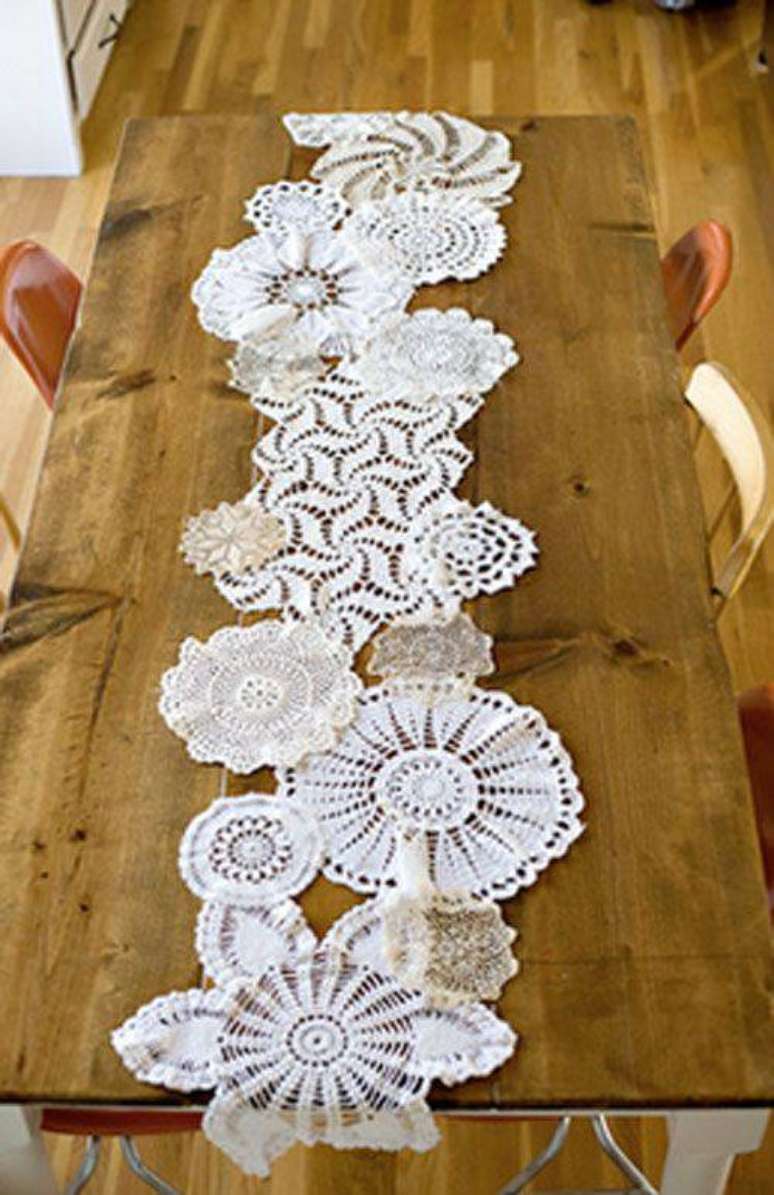 25. Caminho de mesa de crochê com composição de vários círculos