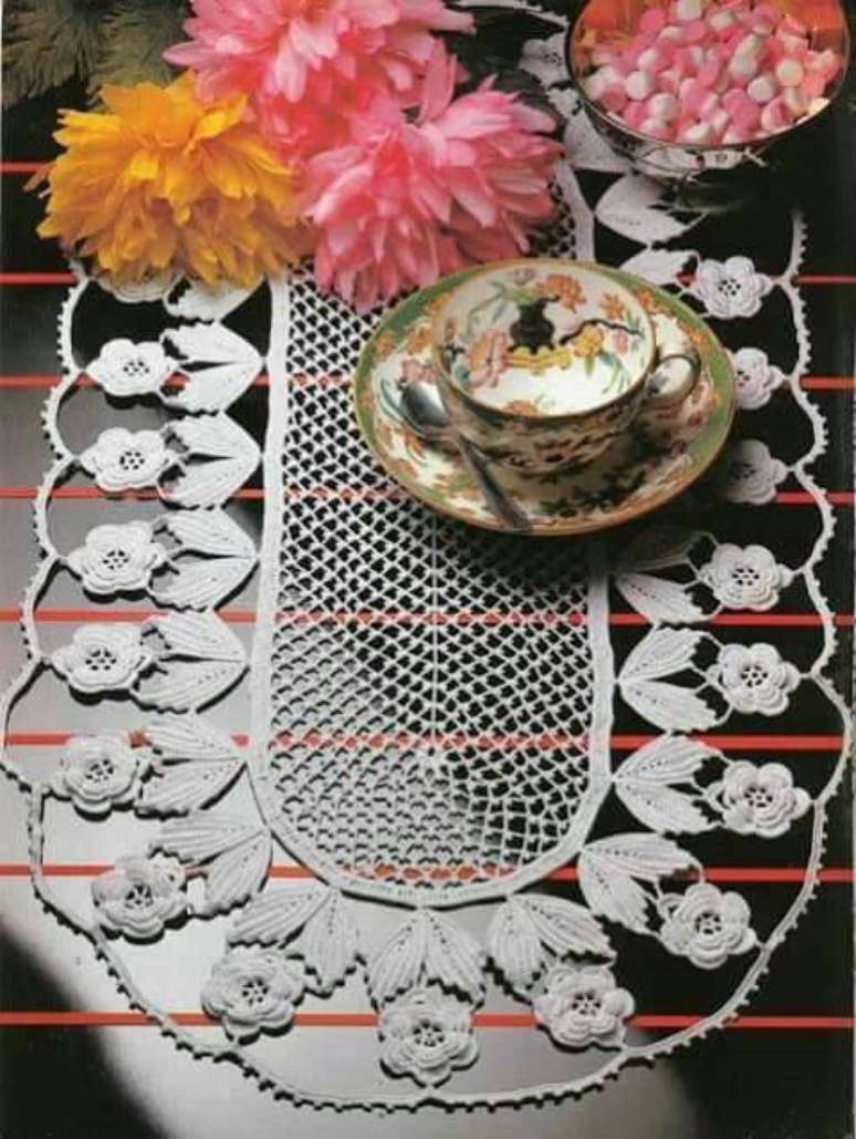 28. Detalhe do caminho de crochê com flores delicadas na composição