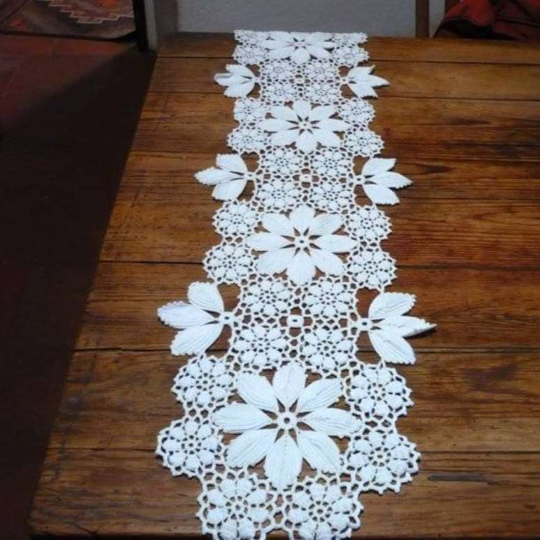 24. Caminho de mesa com desenho de flores em croche no barbante natural