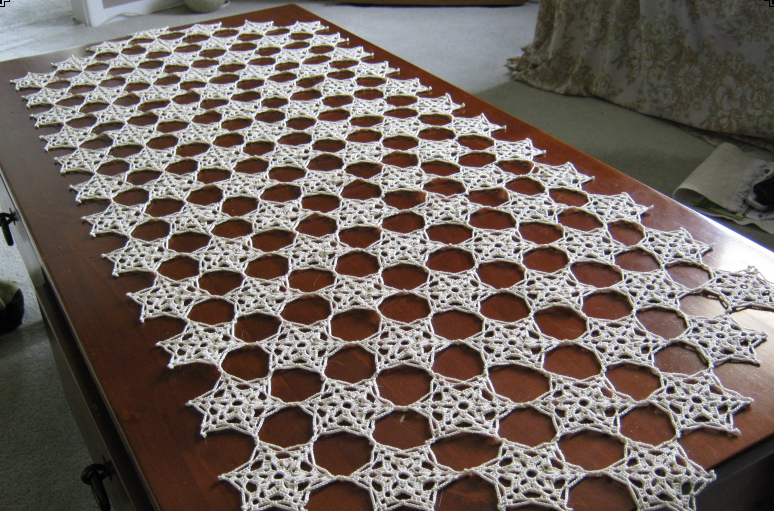 18. Caminho de mesa de centro de crochê com formato de várias estrelas
