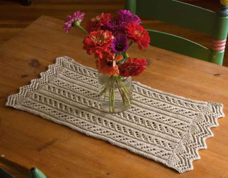 26. Caminho de mesa de crochê com linhas grosas fica perfeito para o centro de mesa
