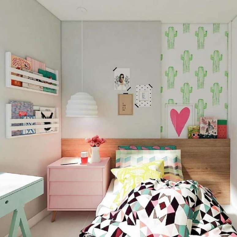 38. Cores diferentes dão muito alegria e vida para a decoração para quarto feminino jovem