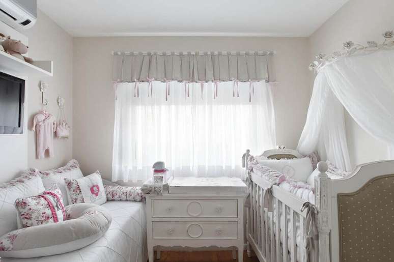23. Linda decoração de quarto de bebê feminino todo branco