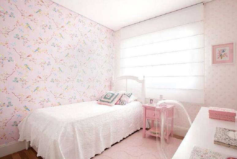 25. inspiração de decoração de quarto infantil feminino com papel de parede de passarinhos