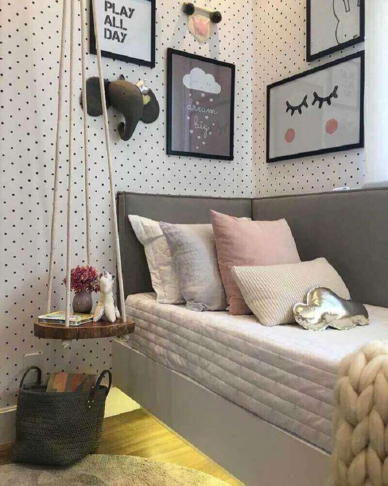 53. Decoração para quarto feminino jovem com estilo moderno com papel de parede de bolinha e quadros na parede