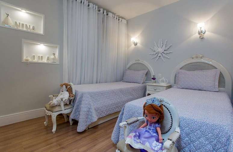 8. Decoração de quarto infantil feminino em tons de branco e azul