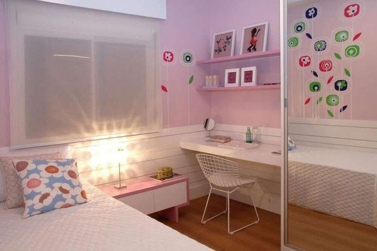 7. É importante criar um espaço confortável para a criança estudar quando for pensar na decoração de quarto infantil feminino