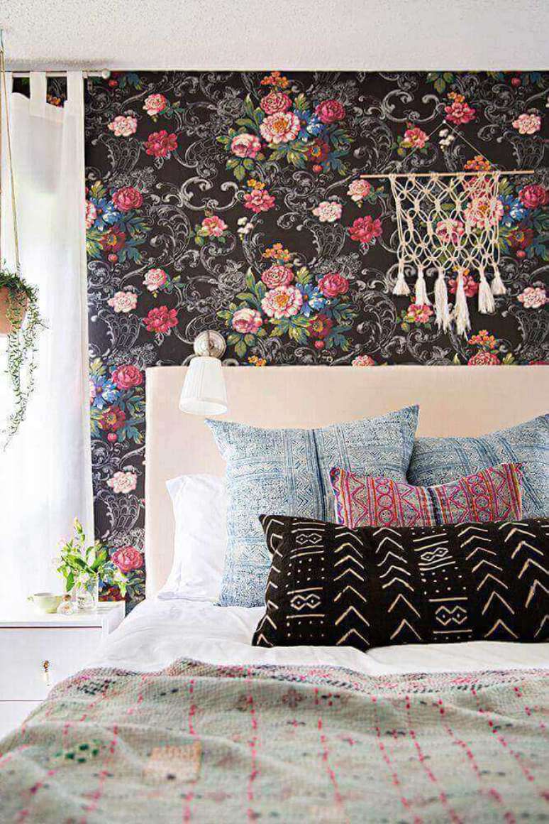 39. O papel de parede floral com fundo escuro é o grande destaque dessa decoração para quarto feminino jovem