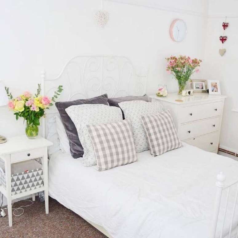 41. A decoração de quarto feminino todo branco deixa o ambiente mais leve e também romântico