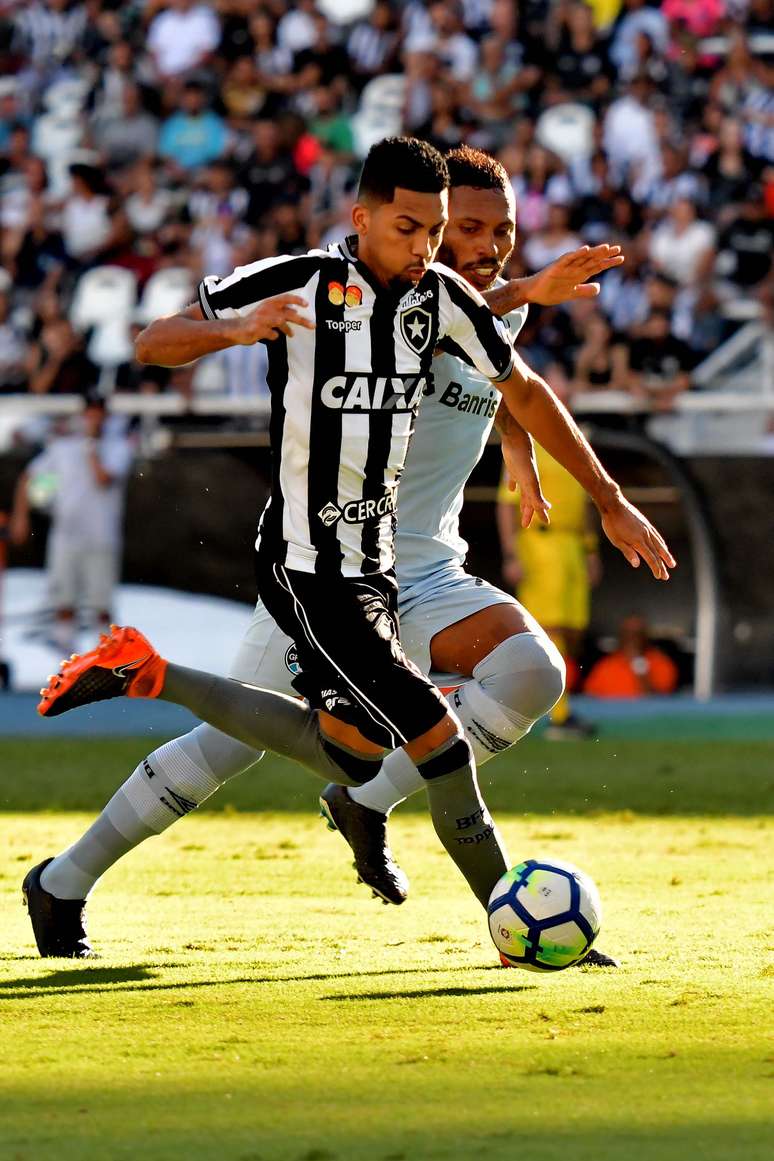 Matheus Fernandes, do Botafogo, em dividida de bola com Michel, do Grêmio 