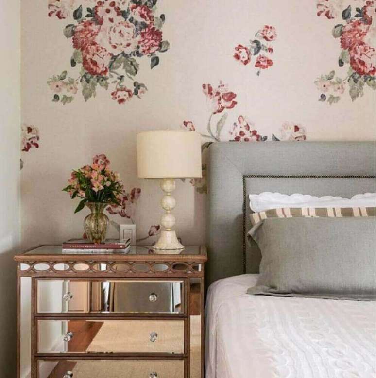 19. Decoração de quarto feminino com papel de parede com estampa floral e móvel espelhado