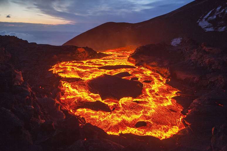 A lava excede mil graus de temperatura e pode se mover a uma velocidade que varia de 1 quilômetro por dia a 10 quilômetros por hora