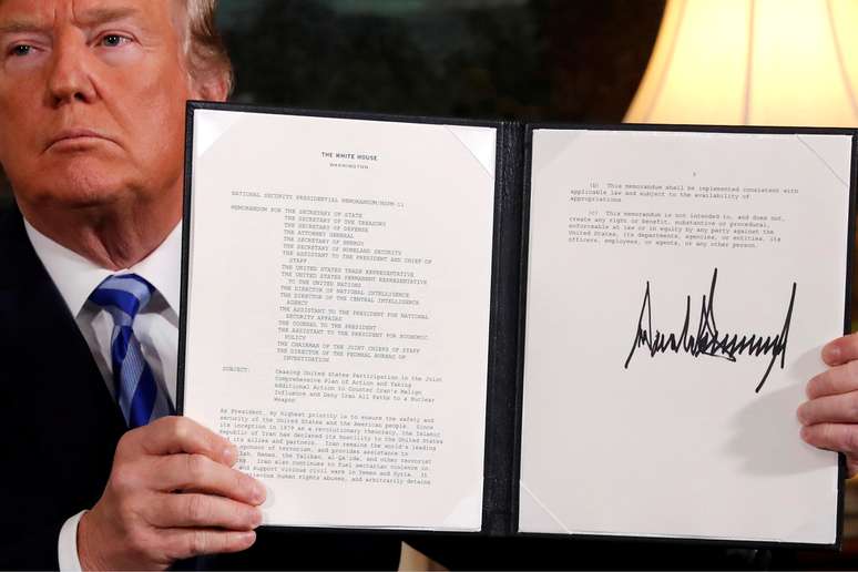 Trump apresenta documento oficializando inten&ccedil;&atilde;o de retirar EUA do acordo nuclear com o Ir&atilde; 08/05/2018 REUTERS/Jonathan Ernst 
