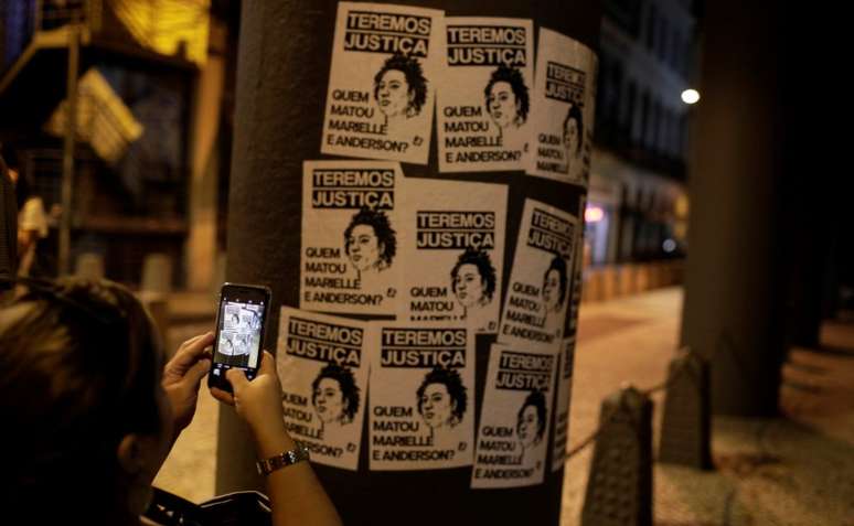 Cartazes com ilustração do rosto de Marielle Franco no Rio de Janeiro 20/03/2018 REUTERS/Ricardo Moraes