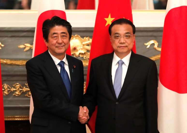 Premi&ecirc; chin&ecirc;s, Li Keqiang, e premi&ecirc; japon&ecirc;s, Shinzo Abe 09/05/2018REUTERS/Kim Kyung-Hoon/Pool