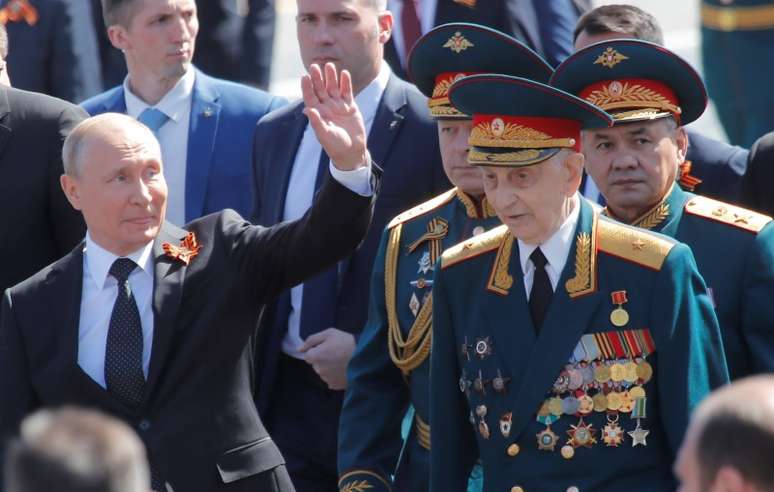 Presidente russo, Vladimir Putin, e ministro da Defesa, Sergei Shoigu, na Praça Vermelha, em Moscou 09/05/2018 REUTERS/Maxim Shemetov