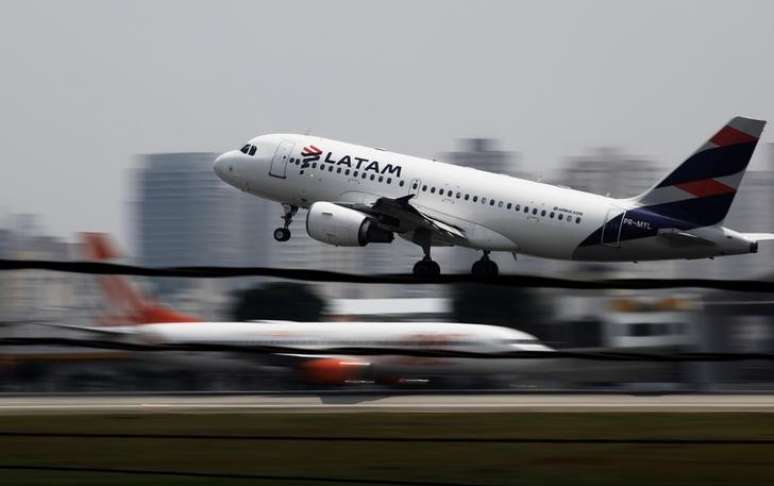 Aeronave da Latam decola do aeroporto de Congonhas em São Paulo
19/12/2017 REUTERS/Nacho Doce