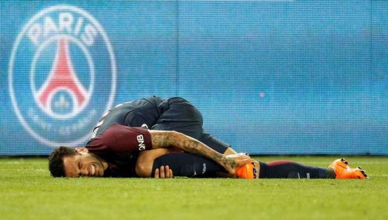 Daniel Alves lesionou o ligamento do joelho em disputa de bola na final da Copa da França, na última terça-feira.