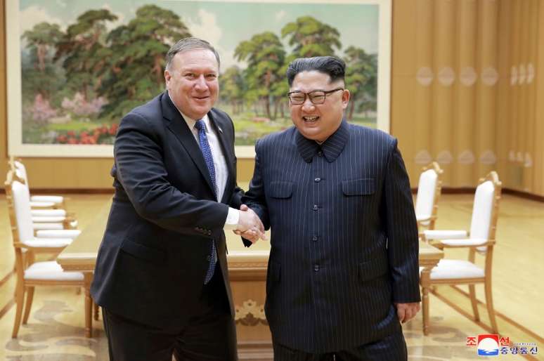 Líder norte-coreano Kim Jong Un cumprimenta secretário dos EUA Mike Pompeo
 9/5/2018        KCNA/via REUTERS