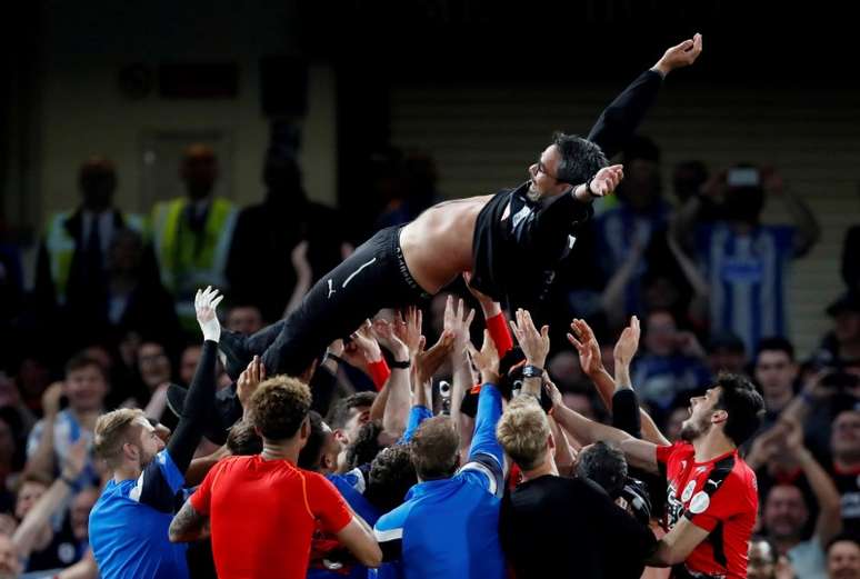 Jogadores do Huddersfield levantam t&eacute;cnico Wagner para comemorar perman&ecirc;ncia na elite do Ingl&ecirc;s
 9/5/2018      Action Images via Reuters/Matthew Childs  
