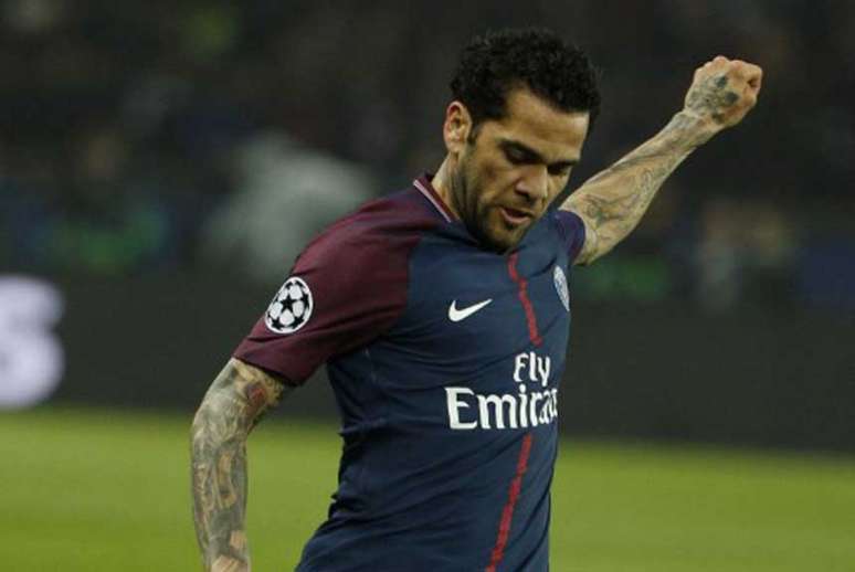 Ainda não se sabe a gravidade da lesão de Dani Alves (Foto: Geoffroy Van Der Hasselt / AFP)