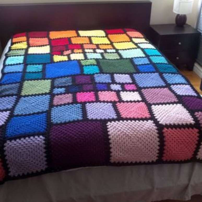 21. Colcha de crochê colorida com quadrados de várias cores