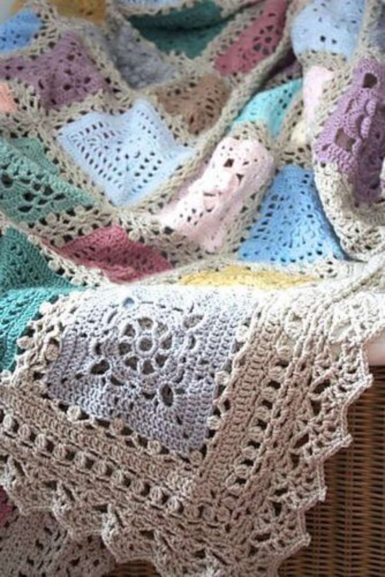 24. Colcha de crochê colorida com cores pasteis