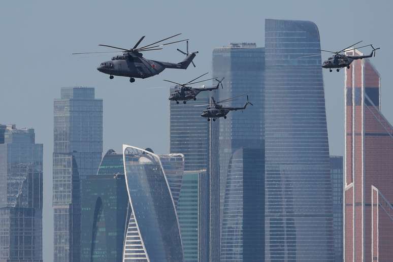 Helic&oacute;pteros militares s&atilde;o vistos com o centro financeiro de Moscou ao fundo
