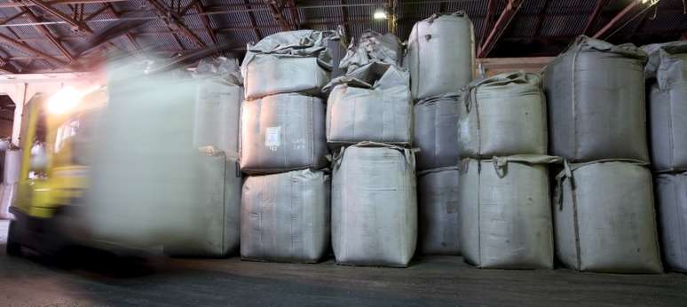 Trabalhador transporta saca de 1 tonelada de café para exportação em armazém em Santos
10/12/2015
REUTERS/Paulo Whitaker 