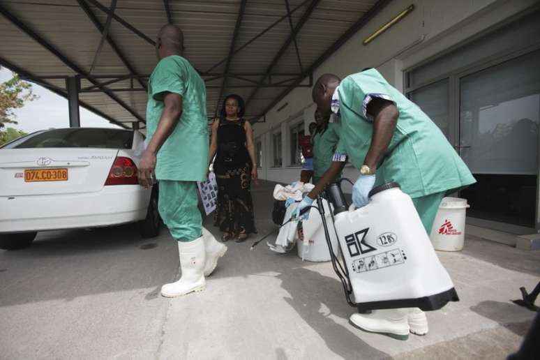 Agentes de saúde congoleses em Kinshasa 21/10/2014 REUTERS/Media Coulibaly