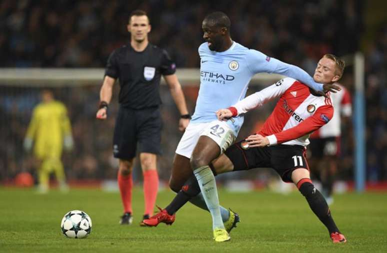 Perto de deixar o City, Touré não descarta retorno ao Barcelona (Foto: Paul Ellis / AFP)