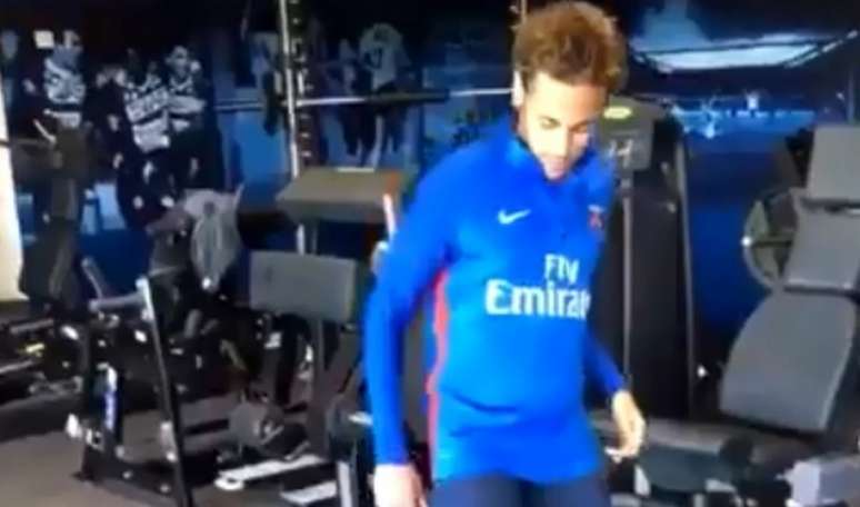 Neymar posta vídeo fazendo embaixadinha (Foto: Reprodução)