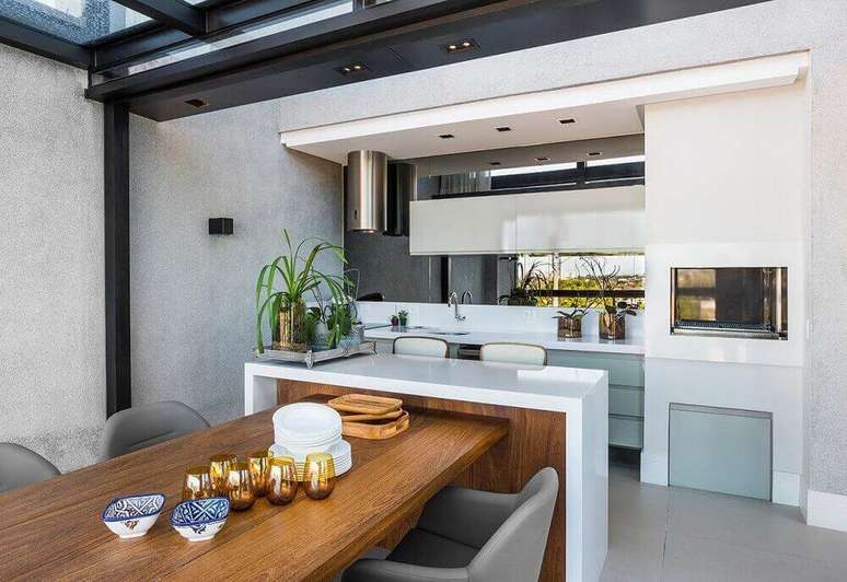 55. Lindo espaço gourmet com decoração clean e moderna