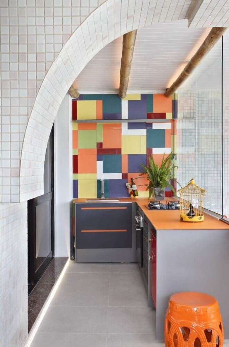 4. Área gourmet pequena com revestimento de parede colorida.