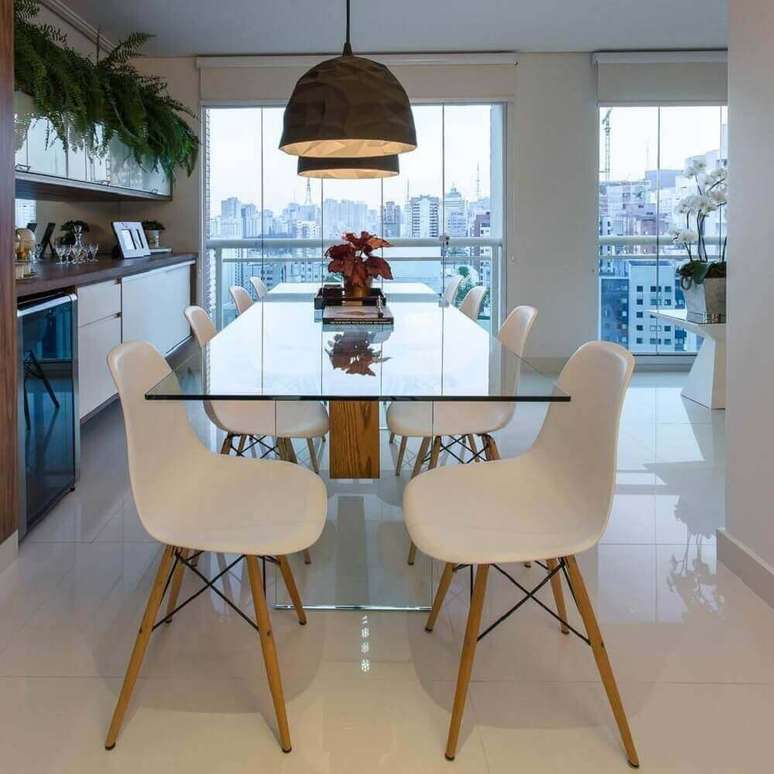 33. Decoração clean com mesa de vidro para espaço gourmet moderno