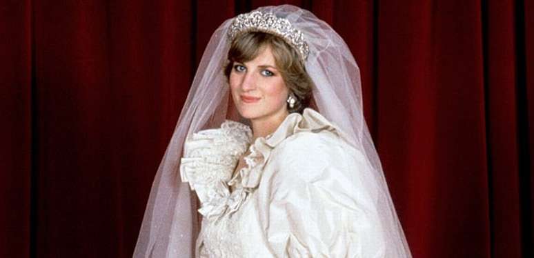 Diana em retrato oficial de seu casamento: o conto de fadas virou um filme de terror