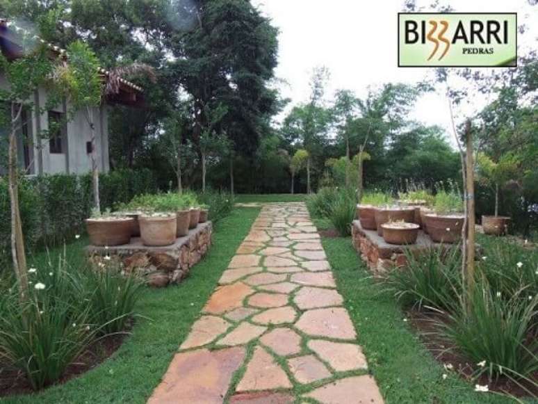 18. Se você tiver um jardim, pode fazer também sua horta por lá, aproveitando todo seu espaço. Projeto de Pedras Bizzarri