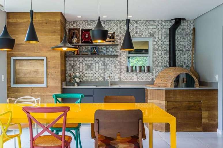 44. Mesa amarela e cadeiras coloridas para alegrar a decora&ccedil;&atilde;o do espa&ccedil;o gourmet