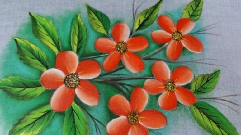 33. Pintura em tecido com flores laranja