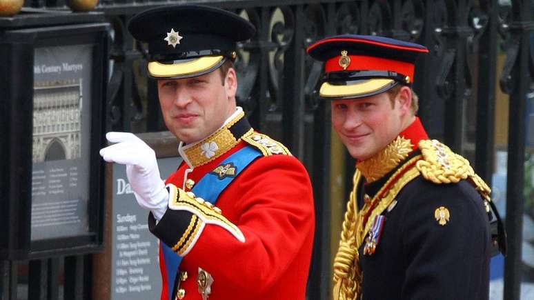 Em 2011, Harry foi padrinho do casamento de William (à esq.) com Kate Middleton