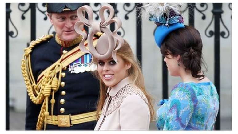 Segundo a tradição da realeza britânica, as mulheres precisam cobrir suas cabeças em cerimônias como as religiosas, por isso o desfile de chapéus