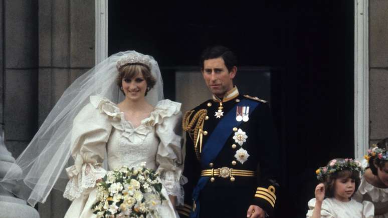 A princesa Diana se casou com Charles, em 1981, usando uma tiara que pertencia à sua familia, os Spencer