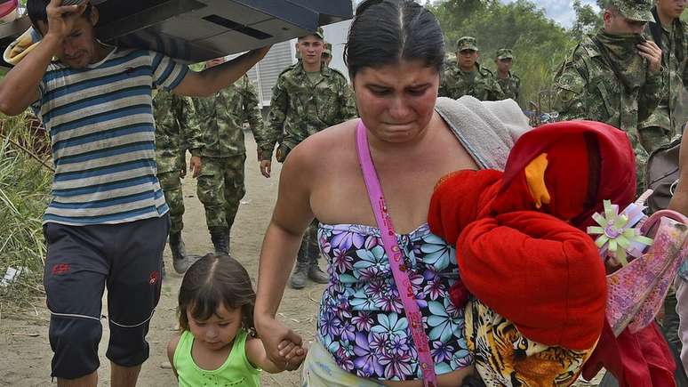 Milhares de venezuelanos tentam deixar o país para escapar da crise econômica