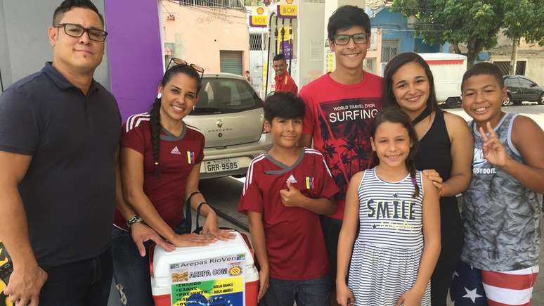A família venezuelana vende arepas com a ajuda de dois brasileiros, os irmãos Thaynara e Thiago