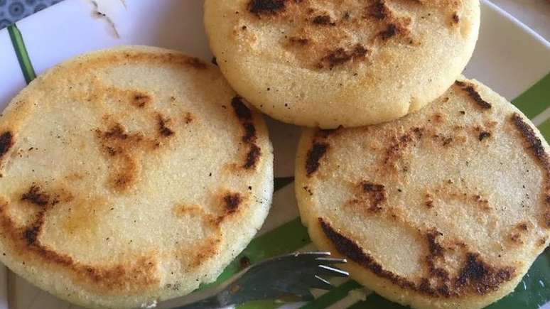 Família vende arepas, iguaria tradicional da culinária venezuelana, a R$ 5