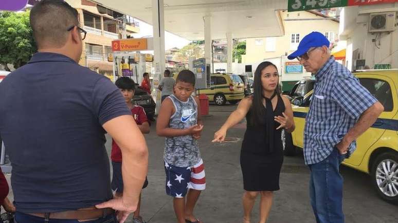 A brasileira Thaynara ajuda a família venezuelana a vender os salgados