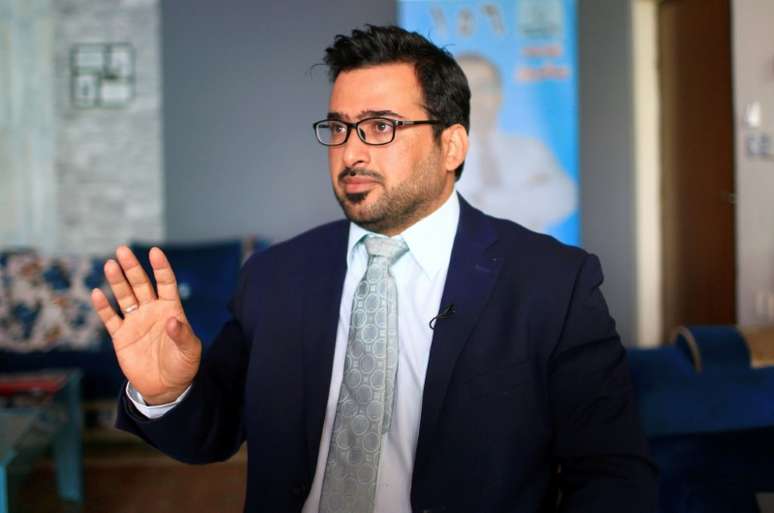 Muntazer al-Zaidi se tornou famoso no Iraque e no Oriente M&eacute;dio depois de lan&ccedil;ar seus cal&ccedil;ados contra Bush em 2008, gritando "Isto &eacute; um beijo de despedida do povo iraquiano, seu c&atilde;o!".