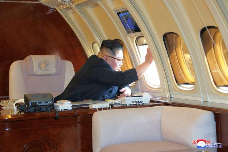 L&iacute;der norte-coreano, Kim Jon Un, no interior de avi&atilde;o, em foto divulgada pela ag&ecirc;ncia KCNA em 9 de maio de 2018 09/05/2018 KCNA/via REUTERS