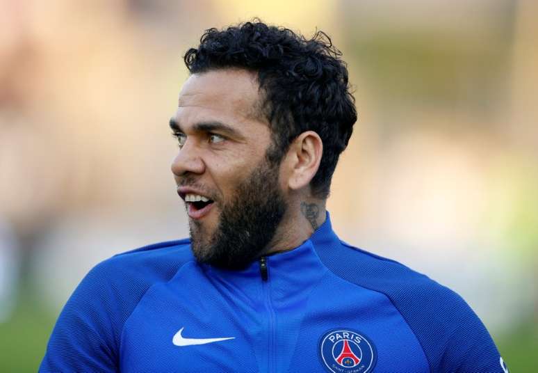 Daniel Alves durante aquecimento antes de partida do Paris Saint-Germain pelo Campeonato Francês
04/05/2018 REUTERS/Pascal Rossignol