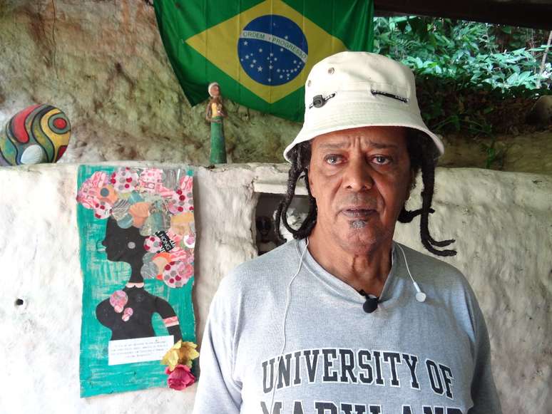 Luiz Pinto posa para foto em frente ao altar do Quilombo Sacopã, na Lagoa, no Rio de Janeiro 25/04/2018 Thomson Reuters Foundation/Karla Mendes